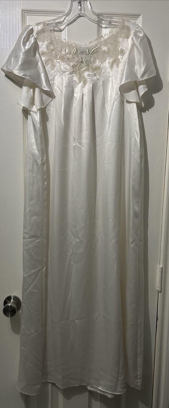 Vintage Natori Nightgown Ivory Floral Appliqué Size Petite (M?)Lace Lounge Dress